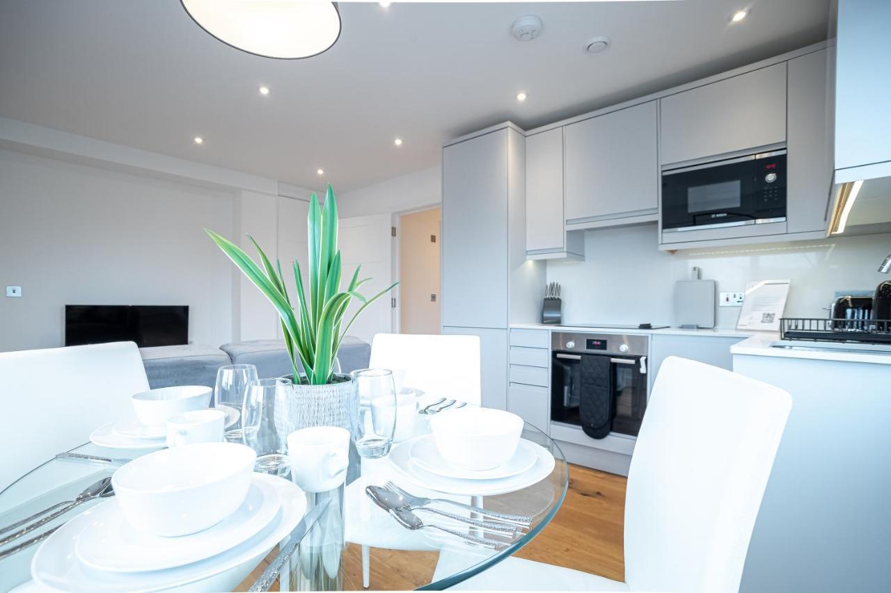 Luxe & Stylish 1 & 2 Bed Flats Near Heathrow, Legoland, & Windsor Slough Exterior photo