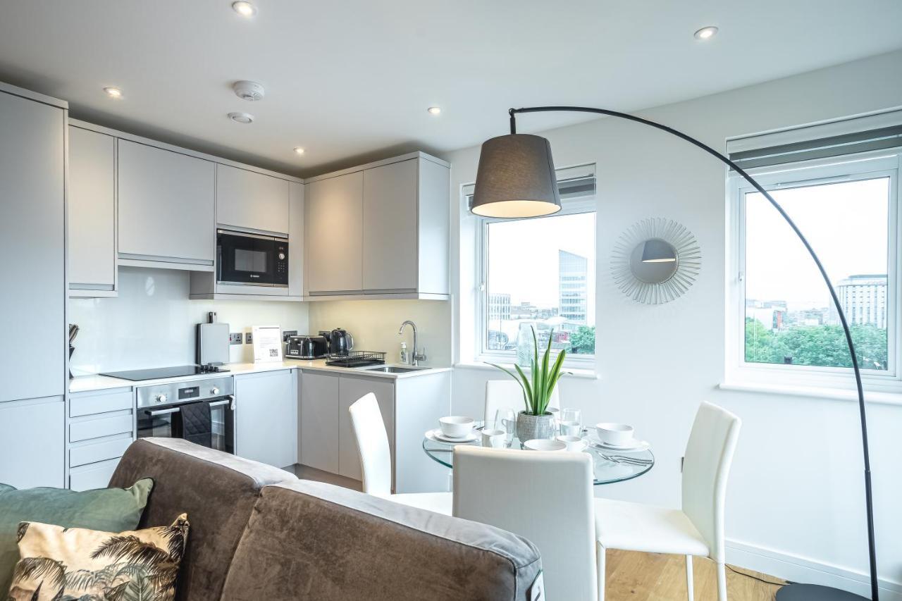 Luxe & Stylish 1 & 2 Bed Flats Near Heathrow, Legoland, & Windsor Slough Exterior photo