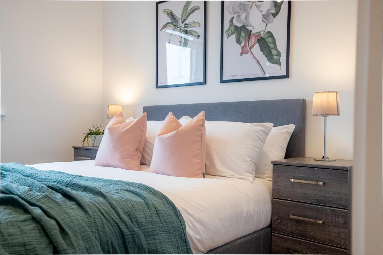 Luxe & Stylish 1 & 2 Bed Flats Near Heathrow, Legoland, & Windsor Slough Exterior photo