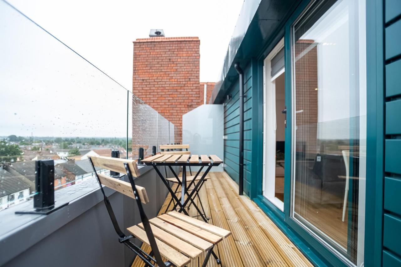 Luxe & Stylish 1 & 2 Bed Flats Near Heathrow, Legoland, & Windsor Slough Exterior photo